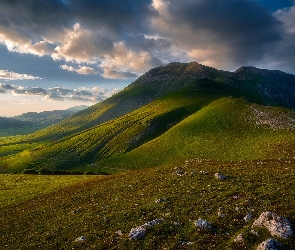 Park Narodowy Monti Sibillini, Sibillini Mountains, Góry, Włochy, Ciemne, Dolina, Chmury, Góra Monte Vettore