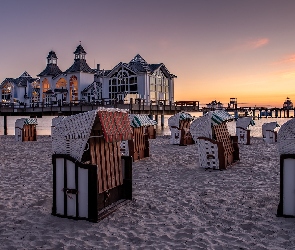 Niemcy, Sellin, Molo, Wyspa Rugia, Restauracja, Zachód słońca, Kawiarnia, Plaża, Morze Bałtyckie, Kosze plażowe