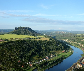 Góra Lilienstein, Drzewa, Las, Niemcy, Miasteczko Konigstein, Domy, Saksonia, Rzeka Łaba