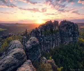 Góry Połabskie, Formacja Schrammsteine, Niemcy, Skały, Drzewa, Park Narodowy Saskiej Szwajcarii, Rośliny, Zachód słońca