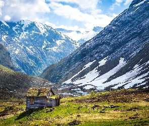 Chata, Dolina, Śnieg, Chmury, Trawa, Góry, Polana