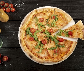 Talerz, Pieprz, Pizza, Pomidory, Zioła, Ręka, Stół, Sól