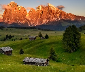 Włochy, Góry Sassolungo, Drzewa, Dolomity, Rozświetlone, Domki, Dolina Val Gardena, Płaskowyż Seiser Alm, Łąki, Drewniane