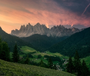 Góry, Wschód słońca, Dolina, Włochy, Val di Funes, Domy, Dolomity, Lasy, Drzewa