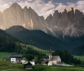 Dolomity, Chmury, Włochy, Góry, Masyw Odle, Santa Maddalena, Drzewa, Wieś, Lasy, Kościół, Dolina Val di Funes, Domy