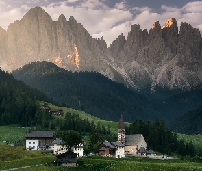 Włochy, Lasy, Drzewa, Masyw Odle, Dolomity, Wieś, Góry, Dolina Val di Funes, Chmury, Kościół, Domy, Santa Maddalena