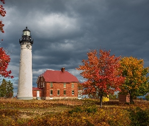 Stany Zjednoczone, Trawa, Drzewa, Michigan, Grand Marais, Au Sable Light Station, Budynki, Chmury, Latarnia morska, Jesień