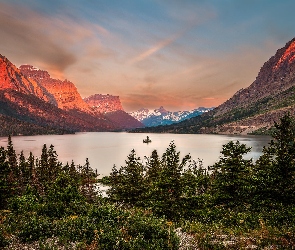 Saint Mary Lake, Drzewa, Jezioro, Park Narodowy Glacier, Stany Zjednoczone, Zachód słońca, Chmury, Montana, Góry Skaliste