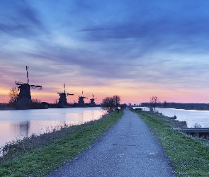 Rzeka, Drzewa, Wiatraki, Niebo, Wieś Kinderdijk, Wschód słońca, Holandia, Droga