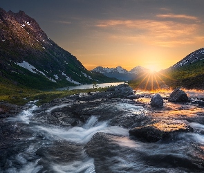 Romsdalen, Dolina, Rzeka Rauma, Norwegia, Promienie słońca, Góry, Jezioro