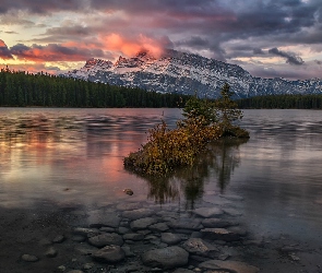 Park Narodowy Banff, Prowincja Alberta, Drzewka, Kanada, Zachód słońca, Two Jack Lake, Góry, Mount Rundle, Jezioro