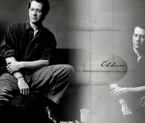 Gary Oldman, czarna koszula
