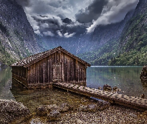 Niemcy, Domek, Góry, Chata, Drewniany, Jezioro Obersee, Park Narodowy Berchtesgaden, Alpy, Bawaria, Pomost