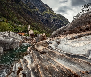 Dolina Verzasca, Szwajcaria, Skały, Rzeka Verzasca, Kościół, Góry, Lavertezzo