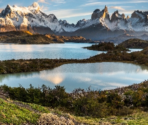 Chmury, Góry, Jeziora, Chile, Park Narodowy Torres del Paine, Krzewy, Patagonia, Cordillera del Paine