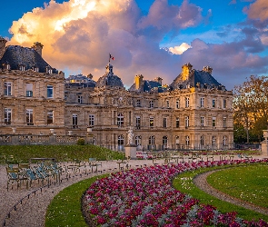 Kwiaty, Ogród, Francja, Chmury, Pałac Luksemburski, Paryż, Niebo