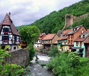 Drzewa, Rzeka Weiss, Alzacja, Francja, Kaysersberg, Domy