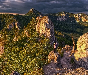 Skały, Sulovske skaly, Karpaty Zachodnie, Góry Strażowskie, Słowacja, Ciemne, Drzewa, Chmury, Rezerwat