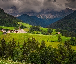 Dolomity, Chmury, Włochy, Góry, Wieś, Dolina, Drzewa, Santa Maddalena, Lasy, Domy, Val di Funes, Droga