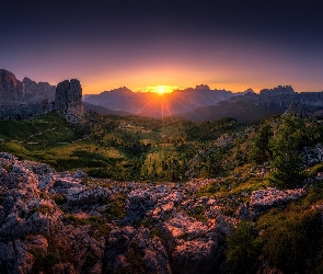 Skały, Góry, Wschód słońca, Dolina, Cortina d Ampezzo, Człowiek, Włochy, Dolomity