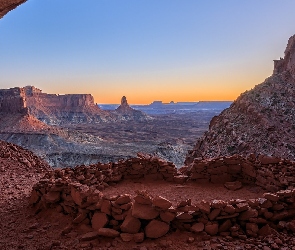 Park Narodowy Canyonlands, False Kiva, Stan Utah, Stany Zjednoczone, Chmury, Skały, Kanion, Niebo, Krąg kamienny