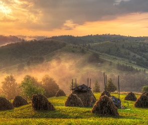 Wieś, Zachód słońca, Mgła, Wzgórza, Stogi, Siano, Pole