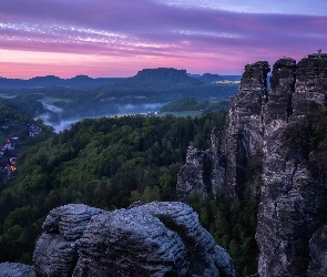 Mgła, Zachód słońca, Góry Połabskie, Domy, Park Narodowy Saskiej Szwajcarii, Niemcy, Skały, Saksonia, Światła, Las, Drzewa