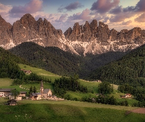 Drzewa, Dolina Val di Funes, Włochy, Dolomity, Masyw Odle, Góry, Santa Maddalena, Kościół, Lasy, Zabudowania, Wieś