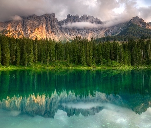 Włochy, Lago di Carezza, Las, Góry, Jezioro, Dolomity, Chmury, Drzewa, Południowy Tyrol, Alpy