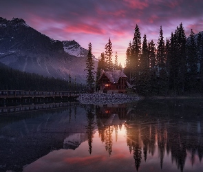 Oświetlony, Prowincja Kolumbia Brytyjska, Kanada, Park Narodowy Yoho, Dom, Jezioro, Góry, Most, Drzewa, Chmury, Emerald Lake, Zachód słońca