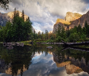 Park Narodowy Yosemite, Sierra Nevada, Kalifornia, Stany Zjednoczone, Chmury, Merced River, Rzeka, Drzewa, Góry