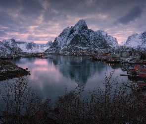 Lofoty, Norwegia, Chmury, Morze Norweskie, Domy, Góry, Wieś Reine