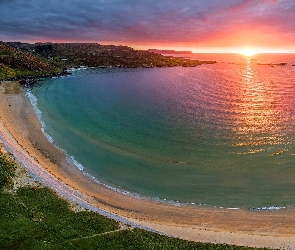 Irlandia, Wybrzeże, Roślinność, Plaża, Morze, Skały, Półwysep Rosguill, Zachód słońca, Hrabstwo Donegal, Tra Na Rosann Beach