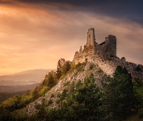 Słowacja, Wieś Cachtice, Drzewa, Zamek, Ruiny, Wzgórze
