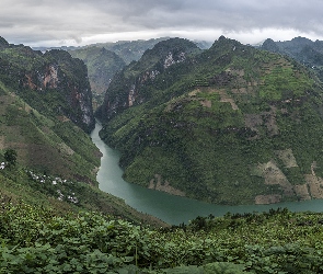 Prowincja Ha Giang, Nho Que River, Wietnam, Rzeka, Roślinność, Góry, Chmury, Krzewy