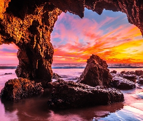 Kalifornia, Stany Zjednoczone, Zachód słońca, Morze, Skały, Jaskinia, Malibu