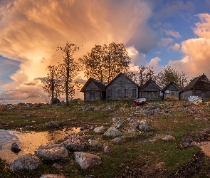 Zachód słońca, Morze Bałtyckie, Estonia, Domy, Łódki, Drewniane, Brzeg, Gmina Vihula, Chmury, Wieś Altja, Drzewa