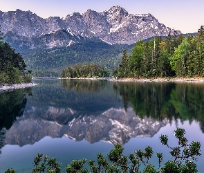 Jezioro Eibsee, Alpy Bawarskie, Góry, Niemcy, Odbicie, Drzewa, Bawaria, Szczyt Zugspitze