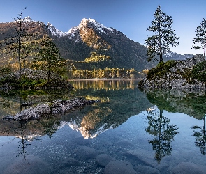 Bawaria, Niemcy, Jezioro Hintersee, Odbicie, Drzewa, Góry Alpy, Skały