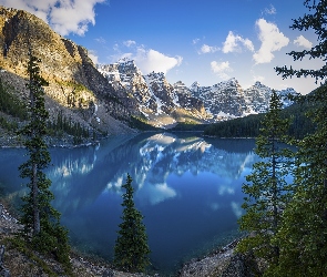 Świerki, Odbicie, Moraine Lake, Drzewa, Prowincja Alberta, Park Narodowy Banff, Góry, Chmury, Kanada, Jezioro