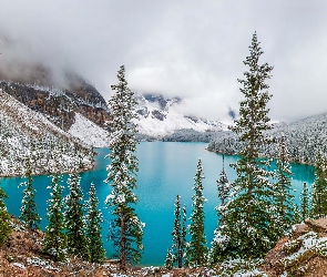 Moraine Lake, Alberta, Lasy, Świerki, Góry, Jezioro, Kanada, Park Narodowy Banff, Drzewa, Śnieg, Kamienie, Zima, Chmury