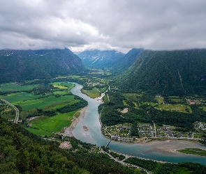Dolina Romsdalen, Rzeka Rauma, Region Oppland, Norwegia, Drzewa, Chmury, Drogi, Lasy, Góry Romsdalsalpane