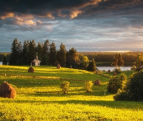 Lato, Obwód archangielski, Zachód słońca, Kienoziero, Pole, Siana, Drzewa, Jezioro Kenozero Chmury, Kapliczka, Stogi, Wieś, Rosja, Las