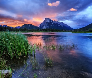 Góry, Wschód słońca, Kanada, Park Narodowy Banff, Canadian Rockies, Mount Rundle, Vermilion Lakes, Góra, Trawy, Niebo, Jezioro, Chmury