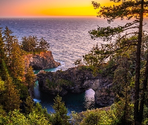 Punkt widokowy, Natural Bridges Viewpoint, Skały, Wybrzeże Park stanowy, Brookings, Stany Zjednoczone, Most skalny, Oregon, Samuel H. Boardman State Scenic Corridor, Drzewa, Morze