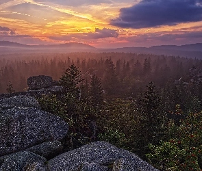 Czechy, Góry Izerskie, Mgła, Zachód słońca, Drzewa, Skały