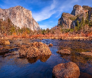 Góry Sierra Nevada, Kalifornia, Stany Zjednoczone, Park Narodowy Yosemite, Rzeka, Kępy, Kamienie, Merced River, Drzewa, Chmury, Trawy, Jesień