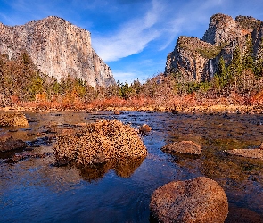 Stany Zjednoczone, Drzewa, Kamienie, Rzeka, Góry Sierra Nevada, Merced River, Park Narodowy Yosemite, Trawy, Kalifornia, Chmury, Jesień, Kępy