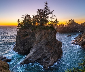 Samuel H. Boardman State Scenic Corridor, Promienie słońca, Wybrzeże, Park stanowy, Morze, Oregon, Skały, Drzewa, Stany Zjednoczone, Wysepka