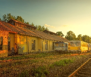 Stacja kolejowa, Domy, Pociąg, Wagony, Tory kolejowe, Budynki